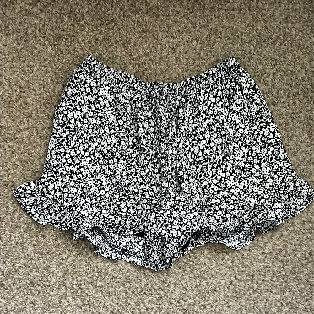 Floral ruffle Black and White Women's Shorts